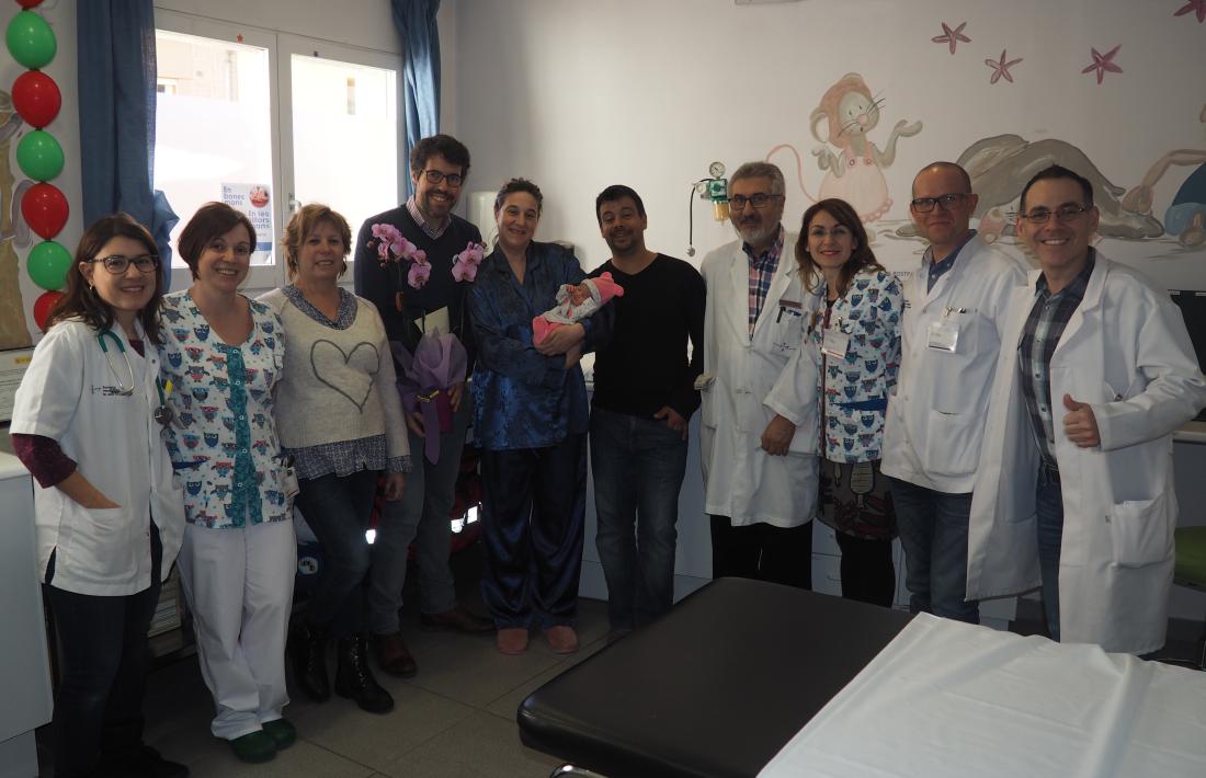 L’alcalde Batalla i la regidora Bonet van visitar la primera nena nascuda el 2019 al Sant Hospital de la Seu.