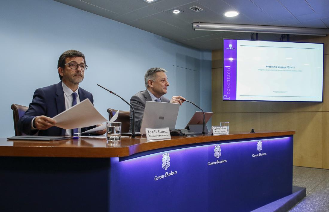 Els ministres Jordi Cinca i Gilbert Saboya durant la presentació del programa Engega 2019-2021