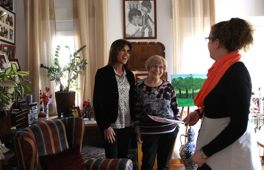 Carme Lupiola, una de les inquilines del Calones, amb la consellera de Social del comú d'Andorra la Vella, Ester Vilarrubla.