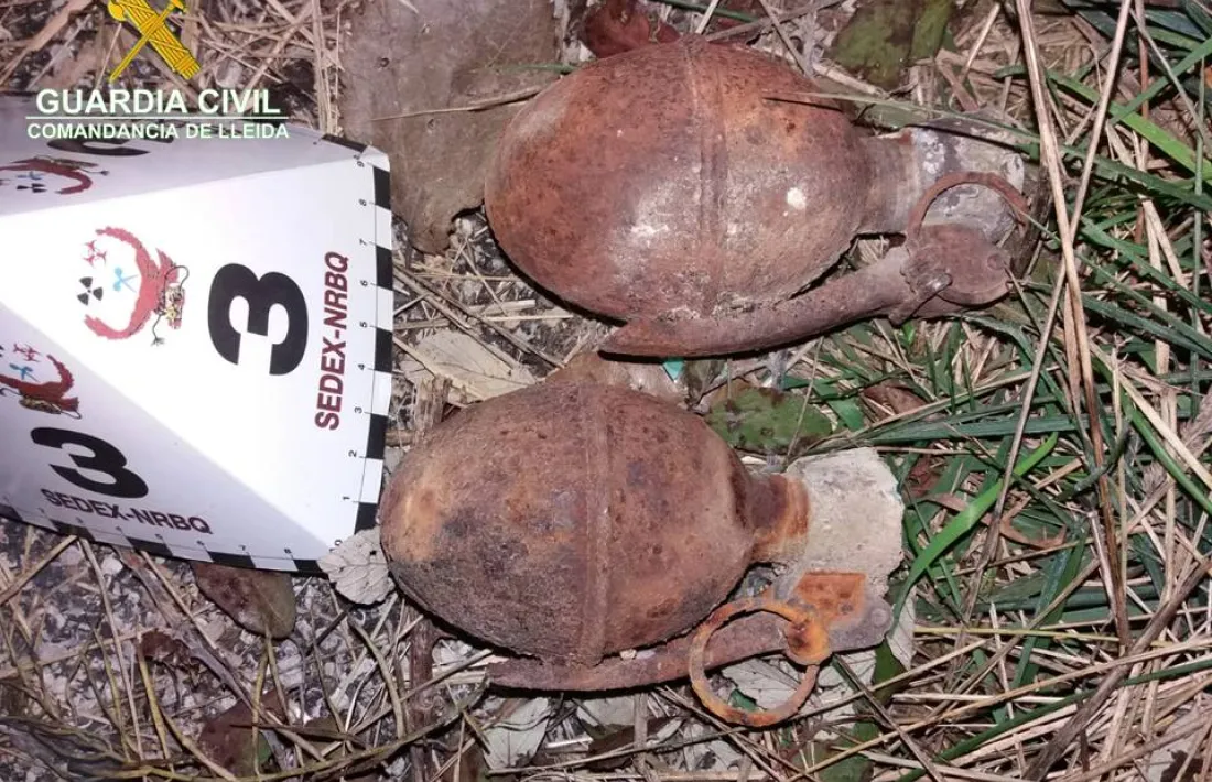 Les dues granades trobades en un habitatge d’Abella de la Conca.