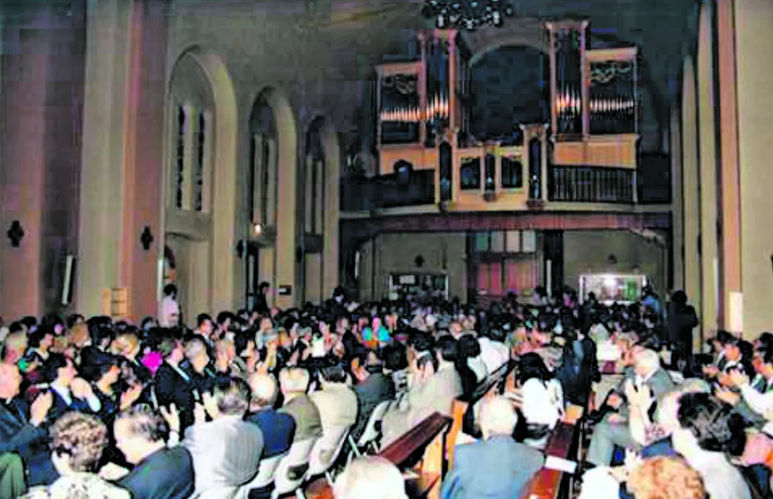 15 de juny del 1991: estrena de l’orgue; els bancs, del revés per veure l’instrument.