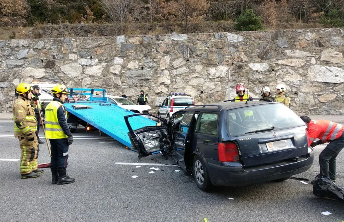 Una dona en estat greu en un accident amb tres vehicles implicats a Aixovall