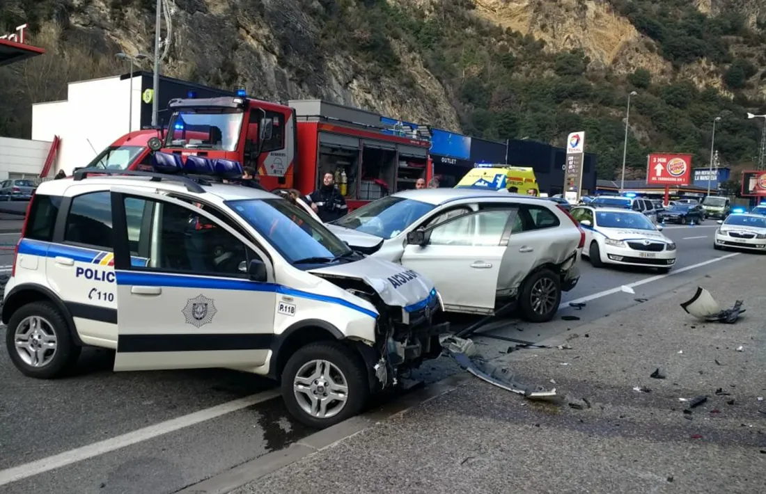 Policia, bombers i SUM actuen en l’accident al sud de la Margineda. 