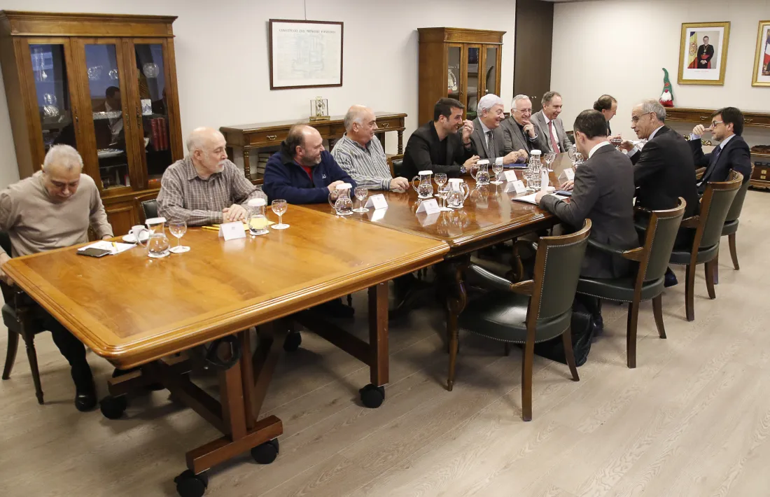 Un moment de la reunió entre el Govern i els sindicats i la patronal per tractar les mesures socials, ahir.