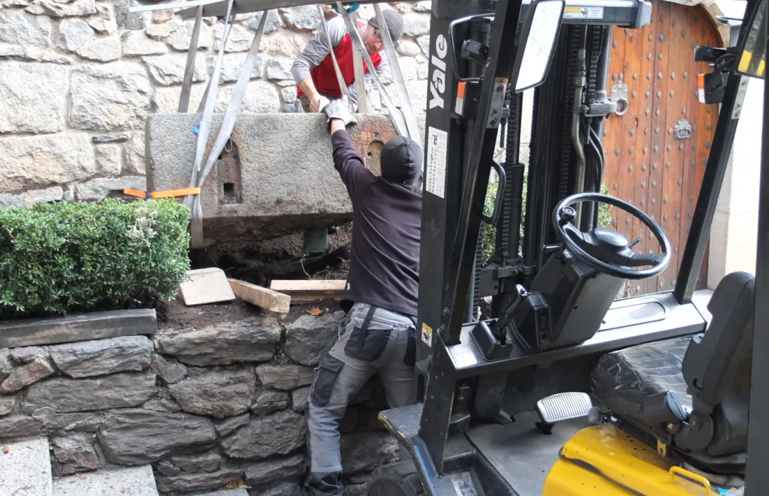 Les mesures es van retirar al novembre de la part posterior de Casa de la Vall, on van ser tralladades el 2011 -abans, i des del 1962, s'estaven sota l'arc de l'entrada- i oon estaven completament descontextualitzades, arran de terra i com si es tractés d'una jardinera.