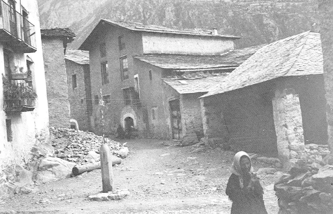 Fotografia del Cap de Carrer, entre el 1908 i el 1914, amb la creu de terme al mig de la plaça i el Firal a la dreta (Fons Amadeu Bordalba).