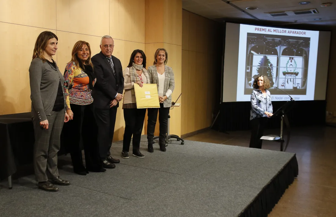 Moment de l’entrega del premi al millor aparador de Nadal a Lopti-k.
