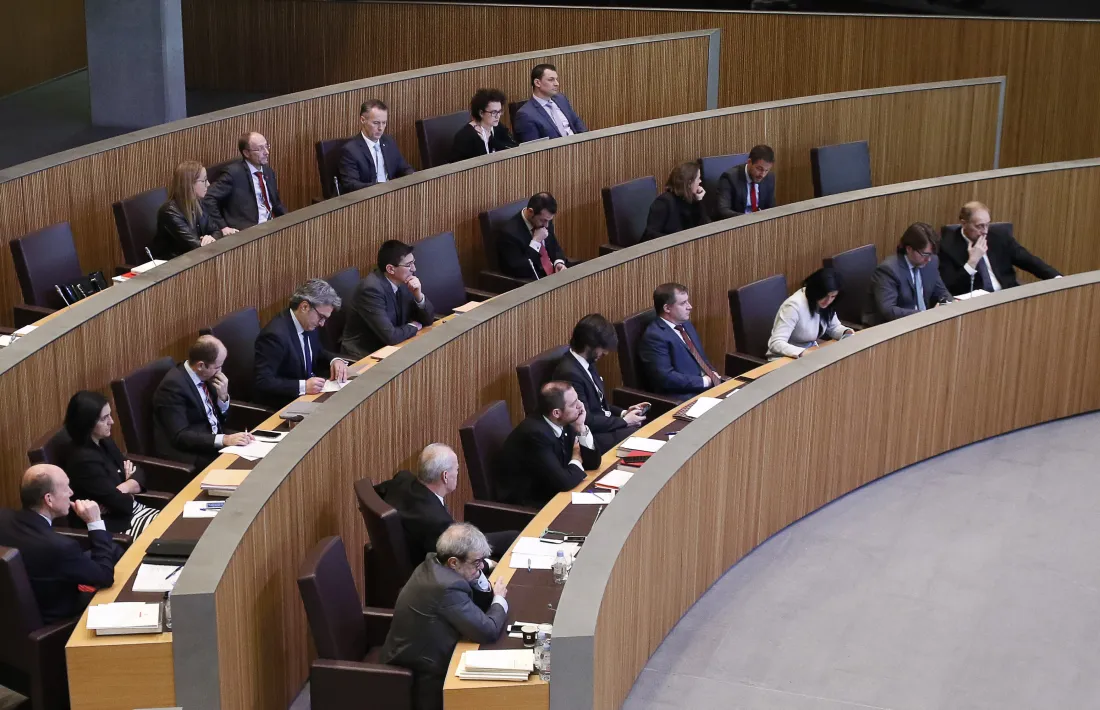 Els grups de l’oposició van carregar ahir contra unes mesures que la majoria demòcrata veu “ajustades i realistes”.