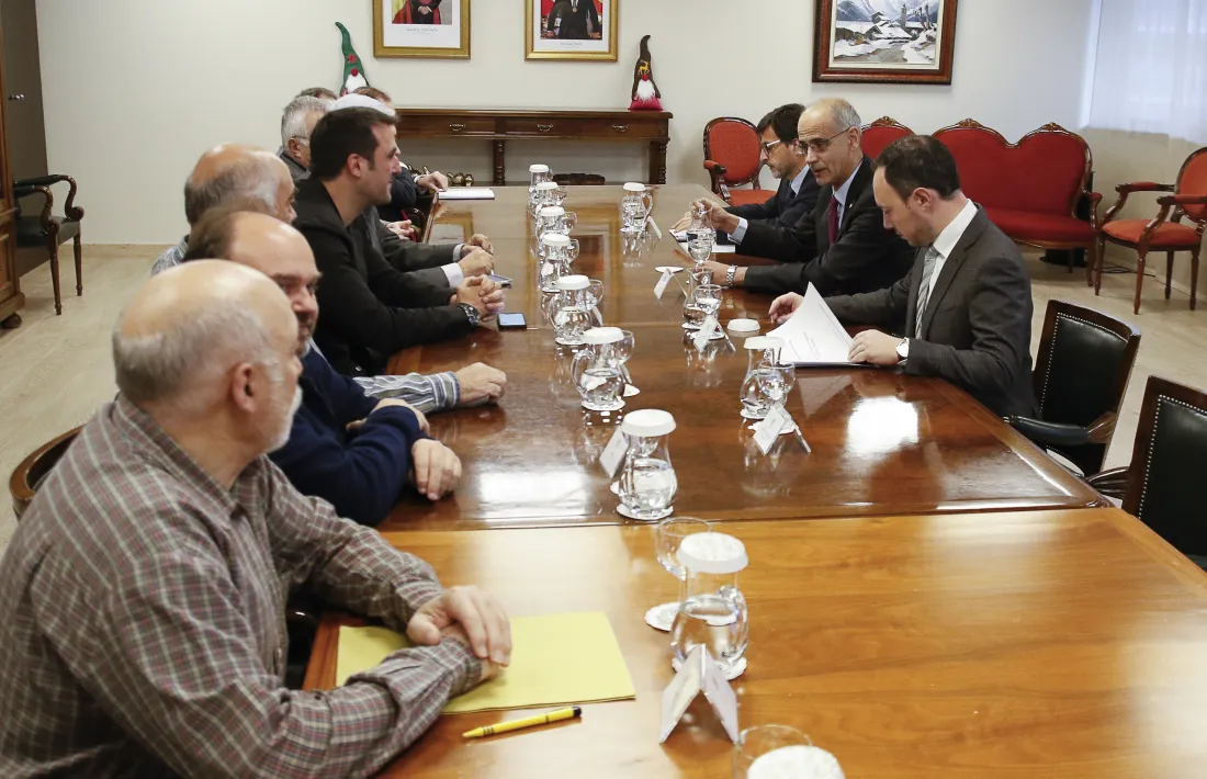 Un moment de la reunió que va mantenir el Govern amb les patronals i els sindicats.