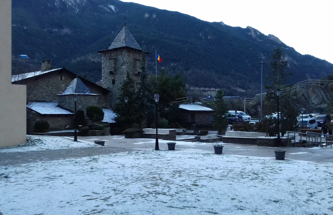 Futura ubicació de la peça, rere la Casa de la Vall.