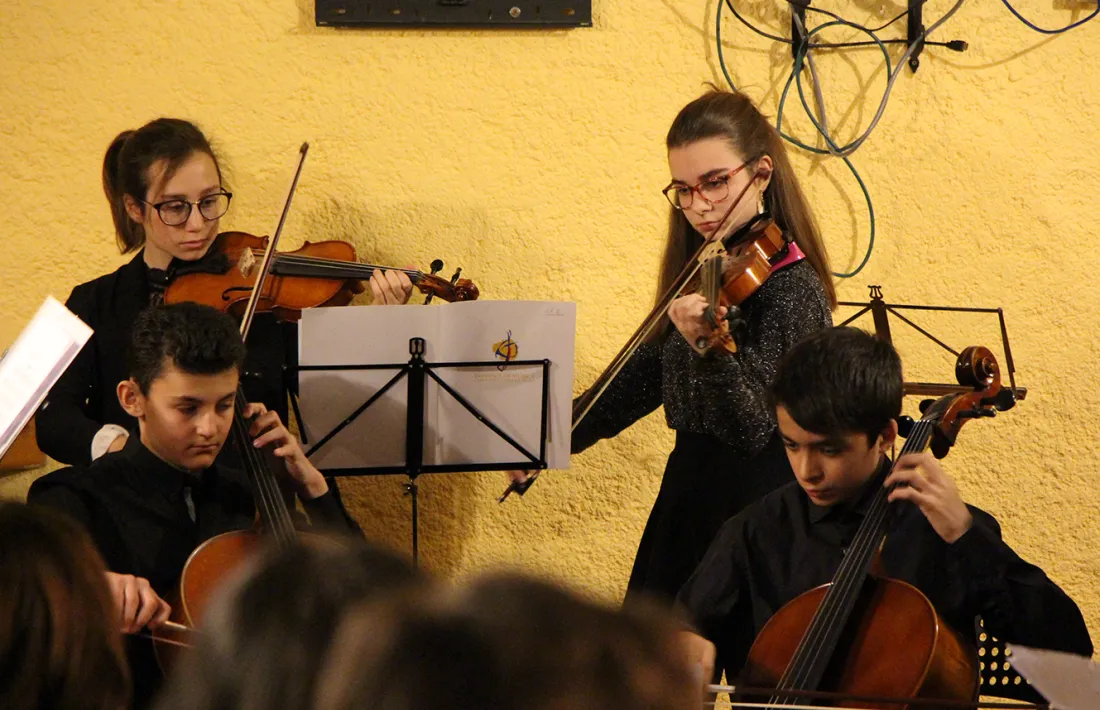 Actuació dels alumnes de l'Institut de Música d'Andorra la Vella en el marc del sicle 'Música a la tassa'.