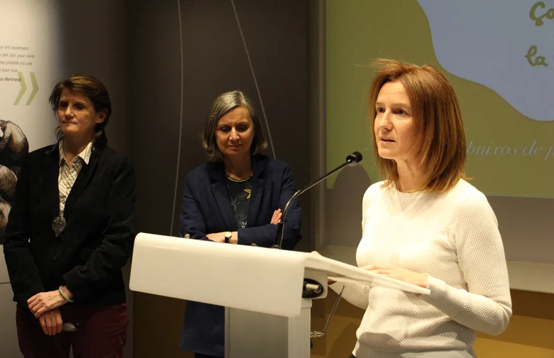 La ministra de Medi Ambient, Agricultura i Sostenibilitat, Sílvia Calvó, acompanyada de l'ambaixadora de França a Andorra, Jocelyne Caballero, i la delegada general de l'associació Cartooning for Peace, Barbara Moyersoen, durant la inauguració.