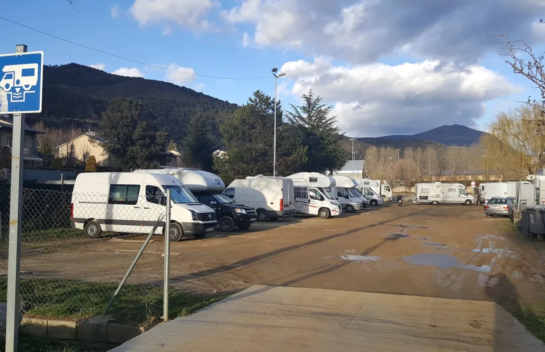 Els aficionats a les autocaravanes valoren la ubicació en aquesta zona d’aparcament.