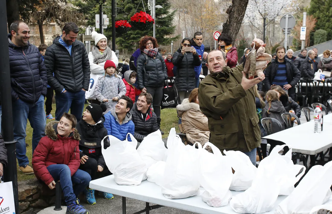 Un moment de la tradicional subhasta de lots d'embotits a benefici de Càritas.
