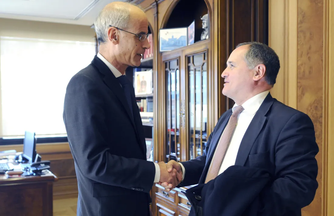 l cap de Govern Toni Martí saluda al diputat portuguès Paulo Pisco.