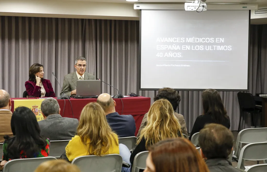 Un moment de la xerrada que ha ofert el doctor Jesús Alberto Pacheco.