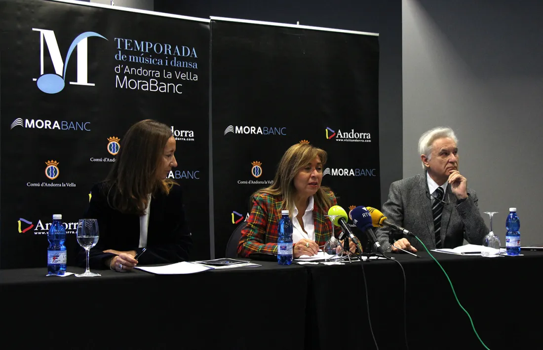 La directora general adjunta de MoraBanc, Gisela Villagordo; la cònsol major d’Andorra la Vella, Conxita Marsol, i el director artístic de la temporada, Josep Maria Escribano, presentant la cita.