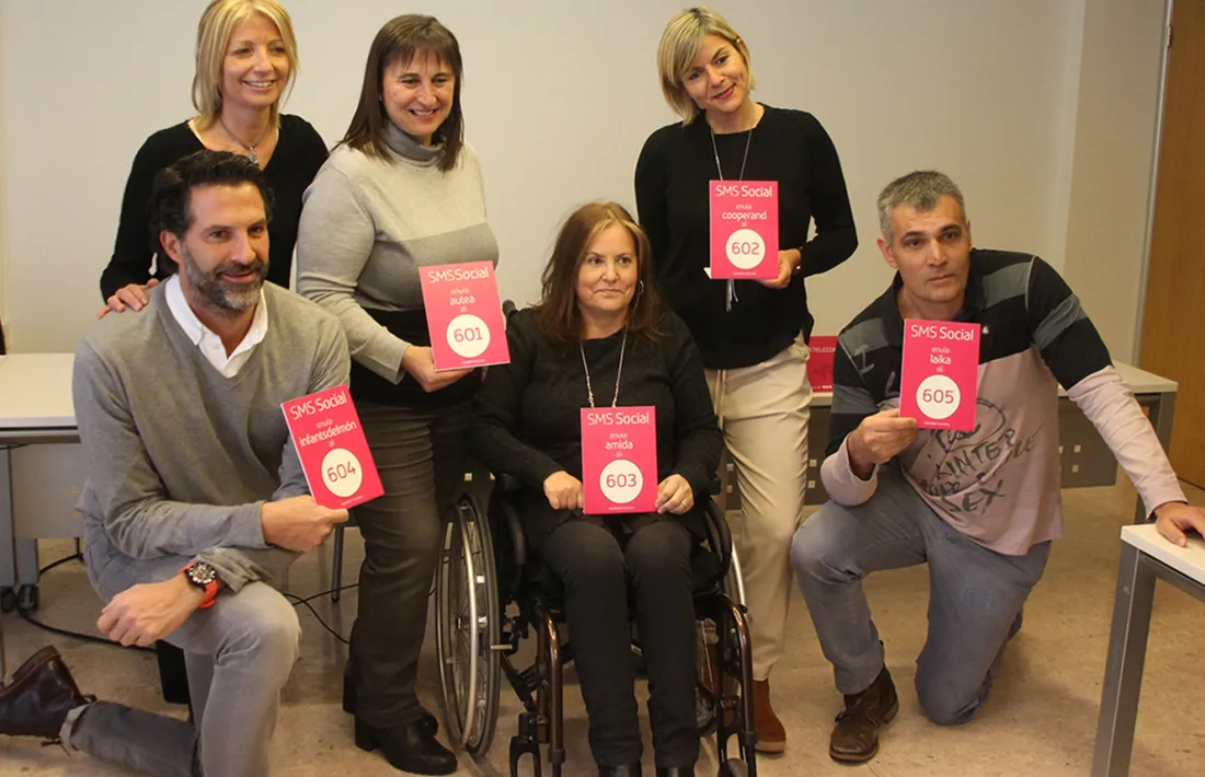 Els responsables de les ONGs que van ser seleccionats a la primera edició amb el seu numero i Inés Martí, de l'àrea de Responsabilitat Social Corporativa (RSC) d'Andorra Telecom.
