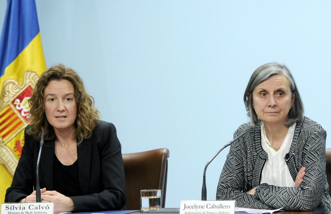 La ministra de Medi Ambient, Agricultura i Sostenibilitat, Sílvia Calvó, i l’ambaixadora de França a Andorra, Jocelyne Caballero, durant la roda de premsa d'aquest dimarts.