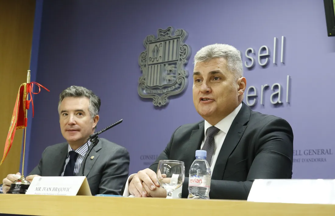 El síndic general, Vicenç Mateu, i el president del Parlament de Montenegro, Ivan Brajovic, en la compareixença d’ahir.