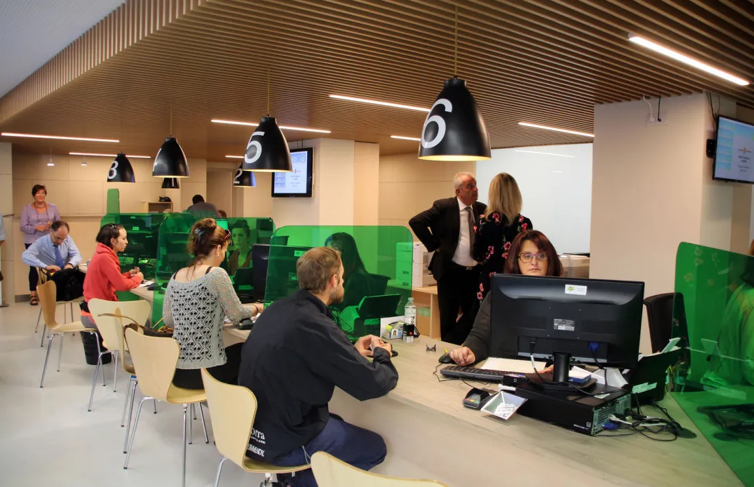 Usuaris fent tràmits al Servei d'Immigració.