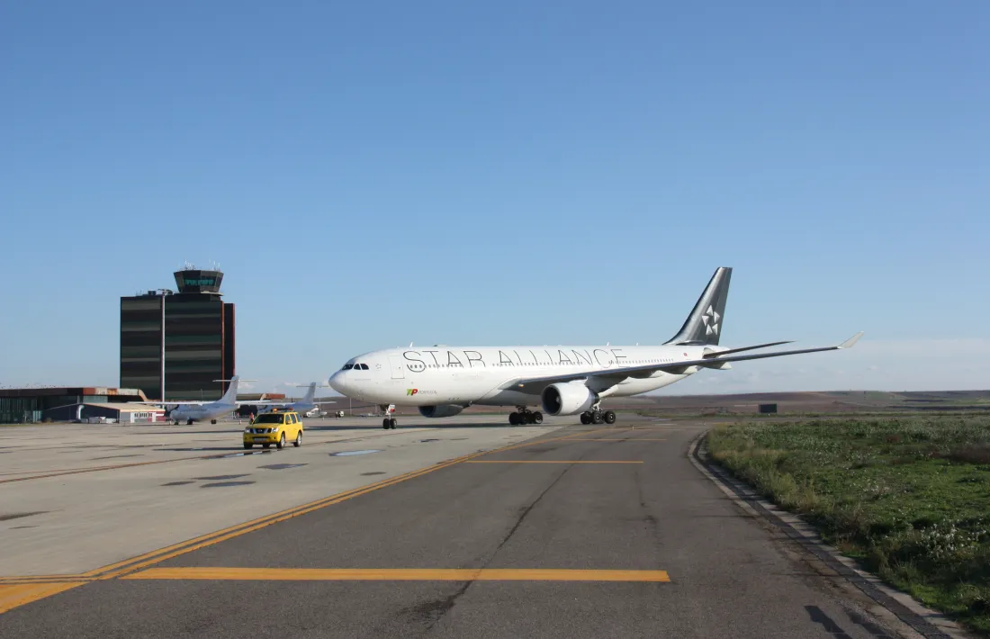 Un Airbus 330-200 circulant per la pista de l’aeroport de Lleida-Alguaire.