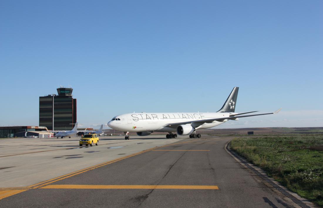 Un Airbus 330-200 circulant per la pista de l’aeroport de Lleida-Alguaire.