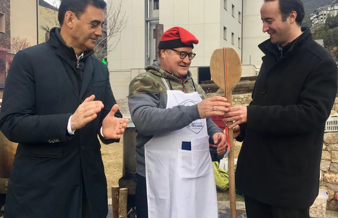 Els cònsols lliuren la cullera de fusta al cap d'Escudellaires, Josep Maria Troguet.