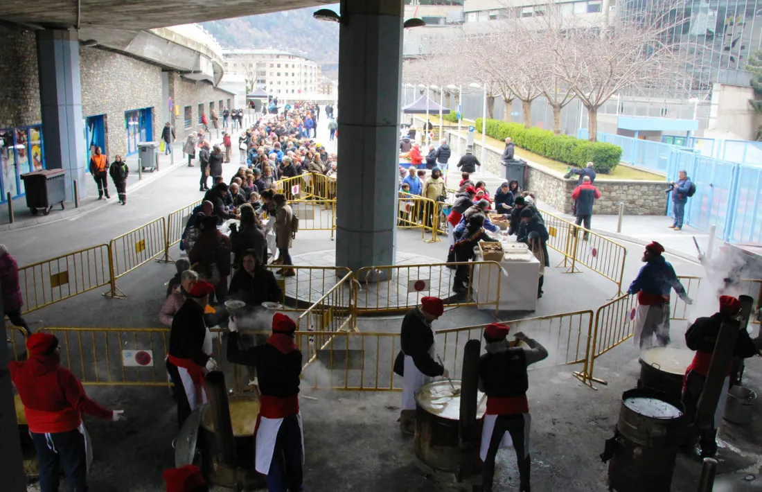 La cua de gent a la plaça dels Dos Valires d'Escaldes-Engordany esperant que es comenci a servir l'escudella.
