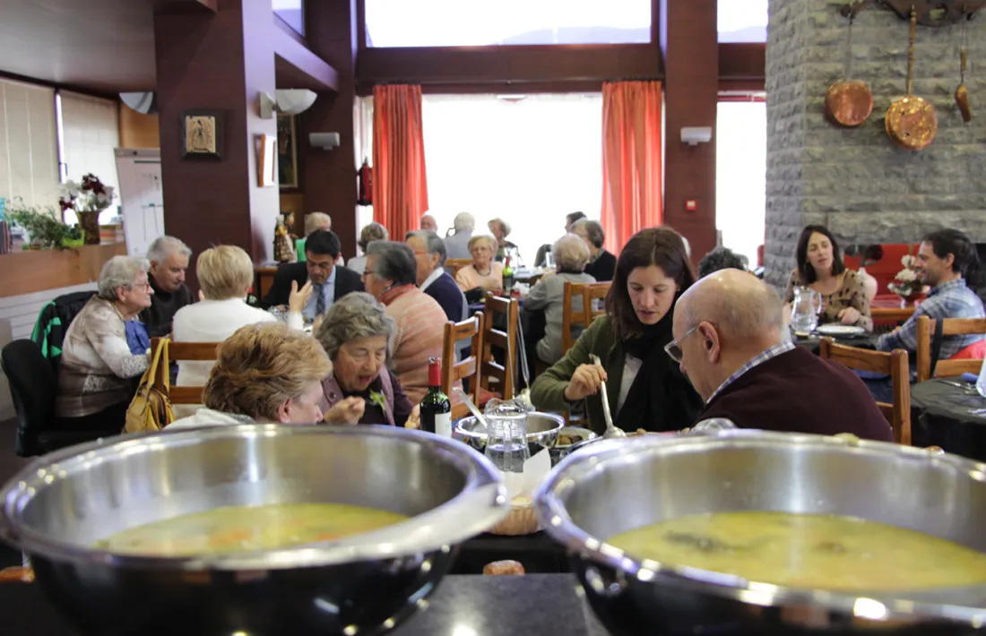Una trentena de padrins han assistit a l'escudella de la Casa Pairal d'Ordino.
