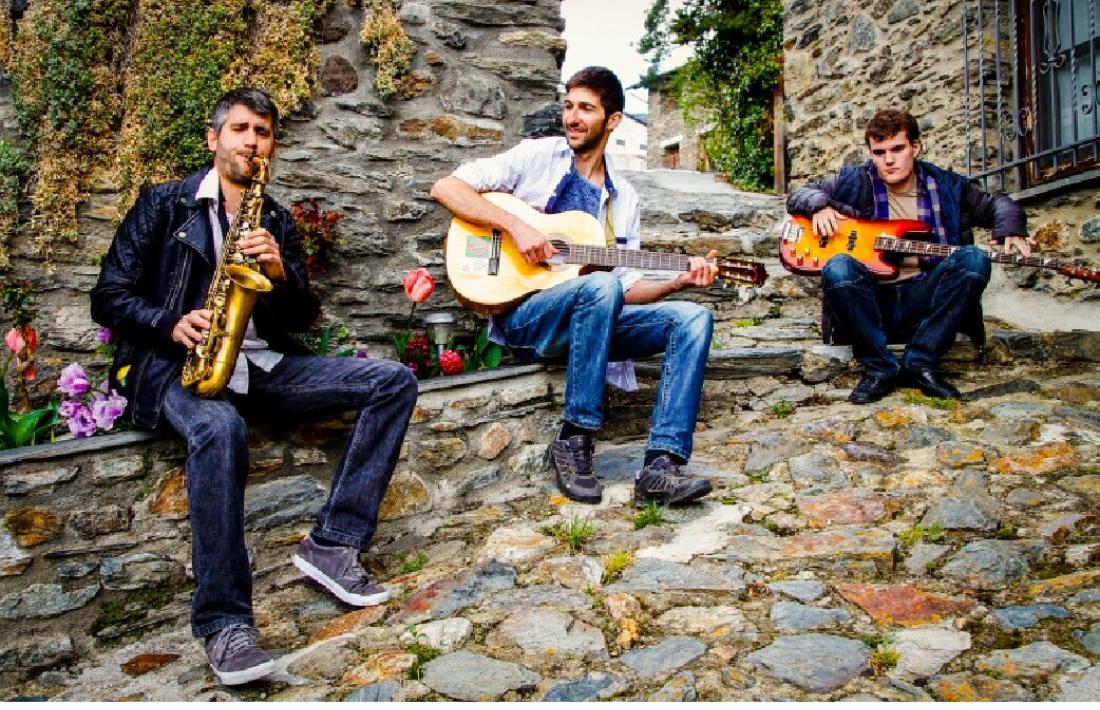 Palacios, entre David Amat, al saxo, i Toni Fernández, a la guitarra: són Els Pali.