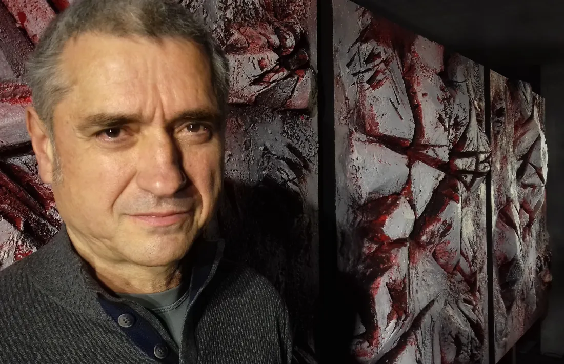 Xandri, davant del tríptic ‘Pell immemorial’, que s’exposa al vestíbul del Consell.