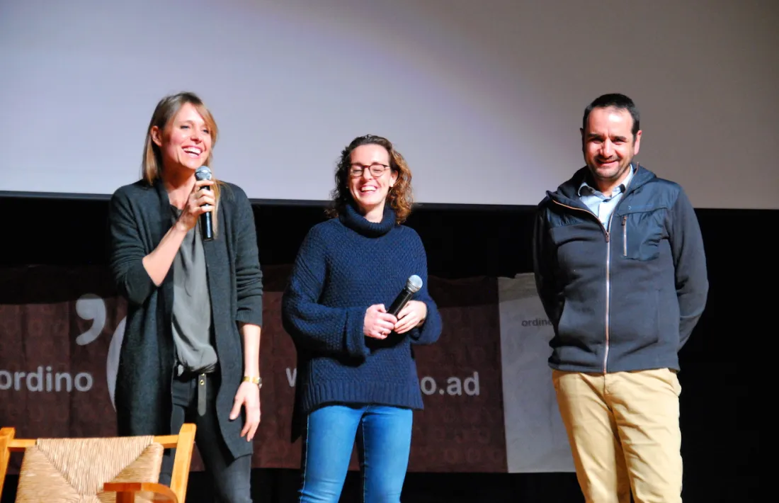 El conseller de Turisme i Esports d'Ordino, Jordi Serracanta, la directora de màrqueting de Viladomat, Marta Palau, i la dues vegades campiona del món d'snowboard 'freeride', Anne-Flore Marxer, abans de la projecció del film.