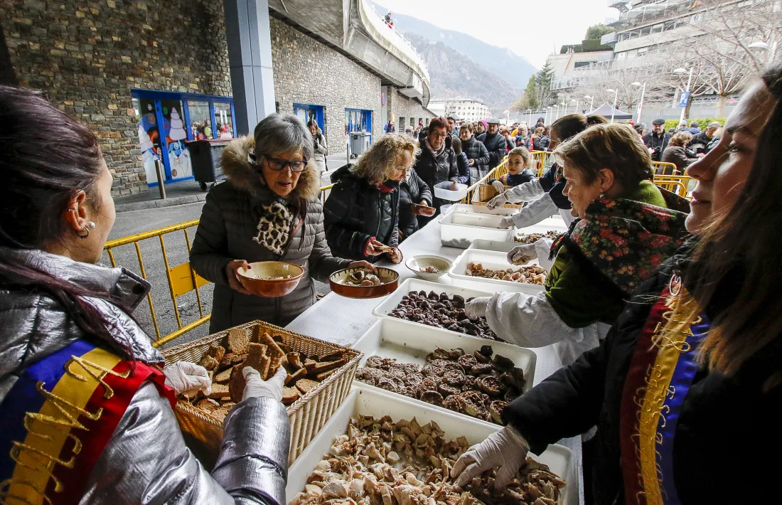 L’escudella d’Escaldes-Engordany va aplegar molta gent que no va dubtar a fer cua per agafar la seva ració d’escudella.