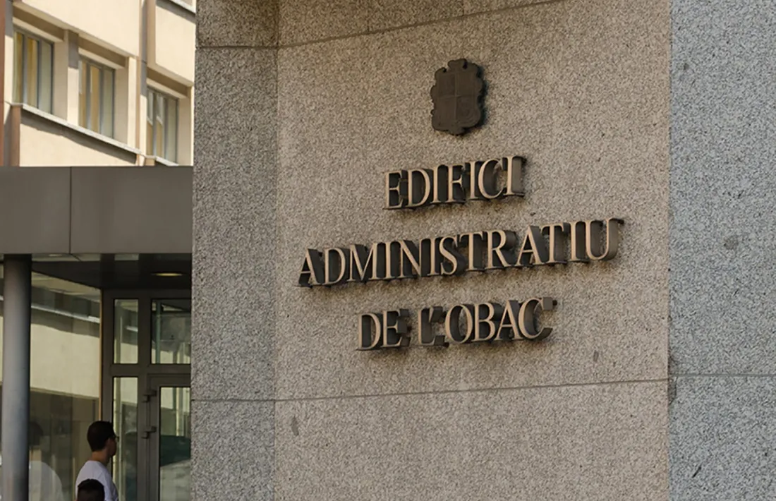 Entrada a l'edifici administratiu de l'Obac, seu del departament d'Immigració.