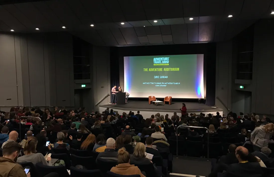 Chris Sharma va pronunciar una confrència davant un auditori replet de 400 persones.