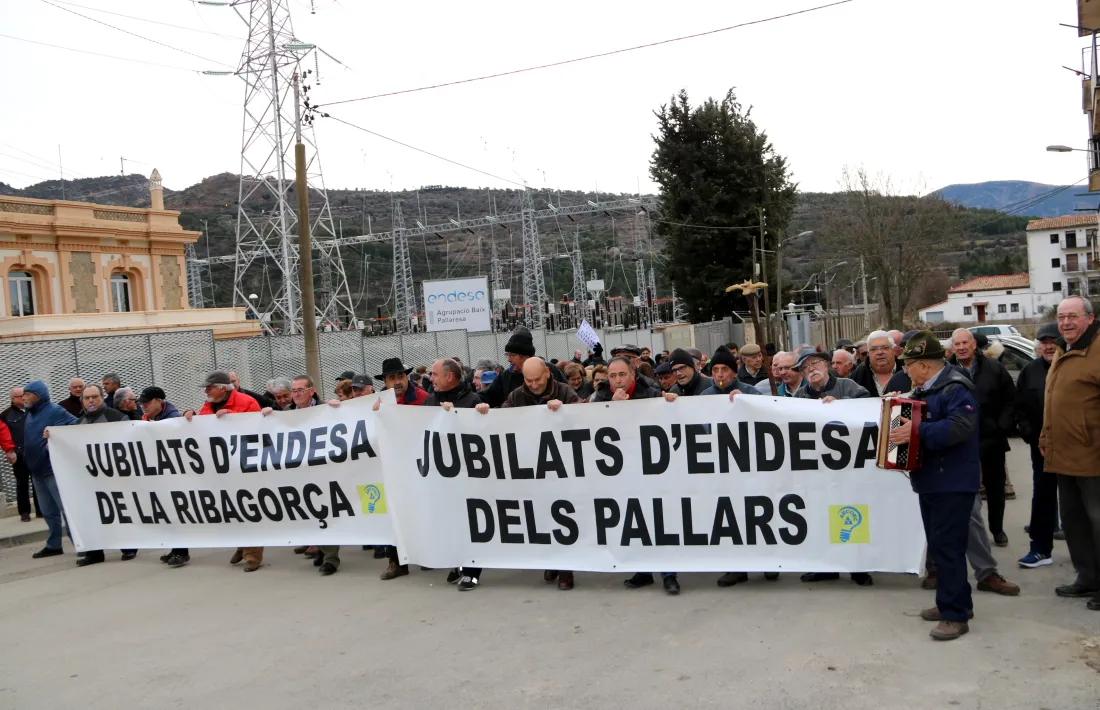 Els manifestants abans d’iniciar el recorregut fins a l’Ajuntament.