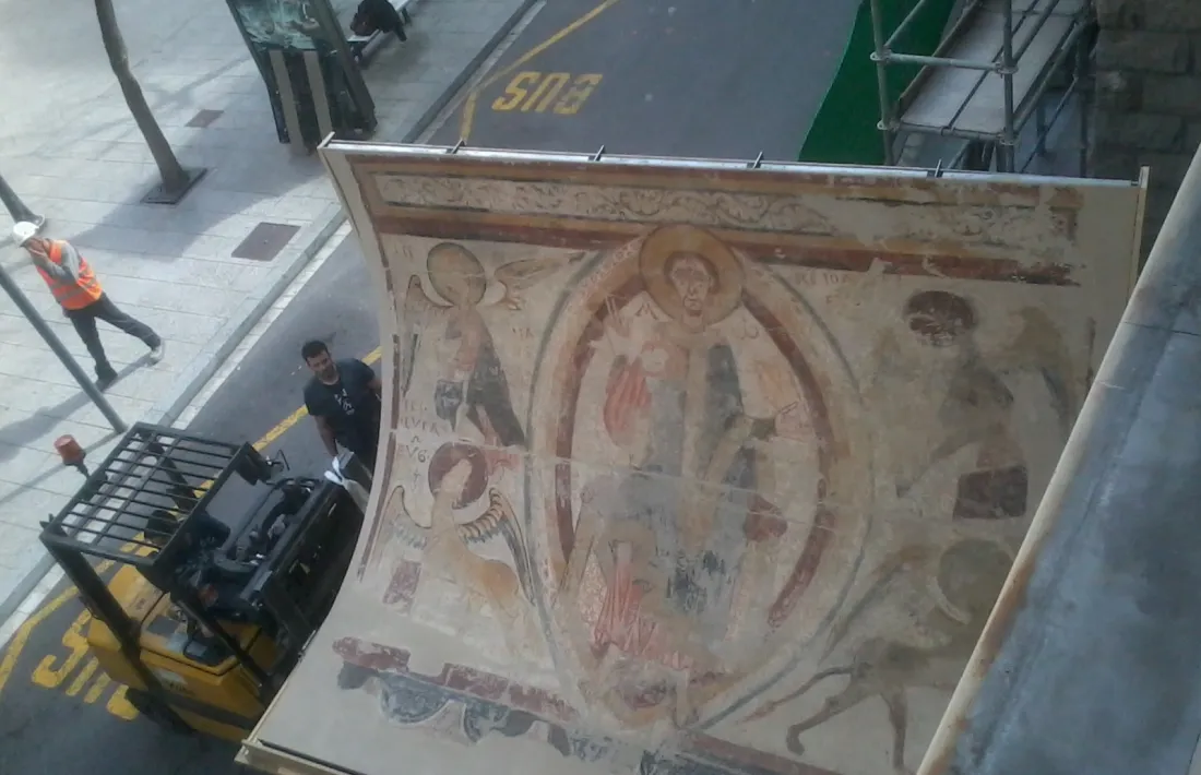 El trasllat dels frescos des de bombers fins a Aixovall va tenir lloc l’abril del 2016.]
