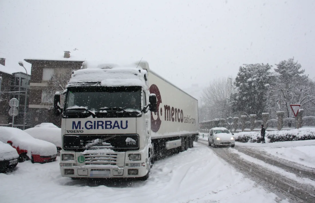 Un camió aturat per la neu a l'encreuament de les carreteres N-260 i N-145 a la Seu d'Urgell.