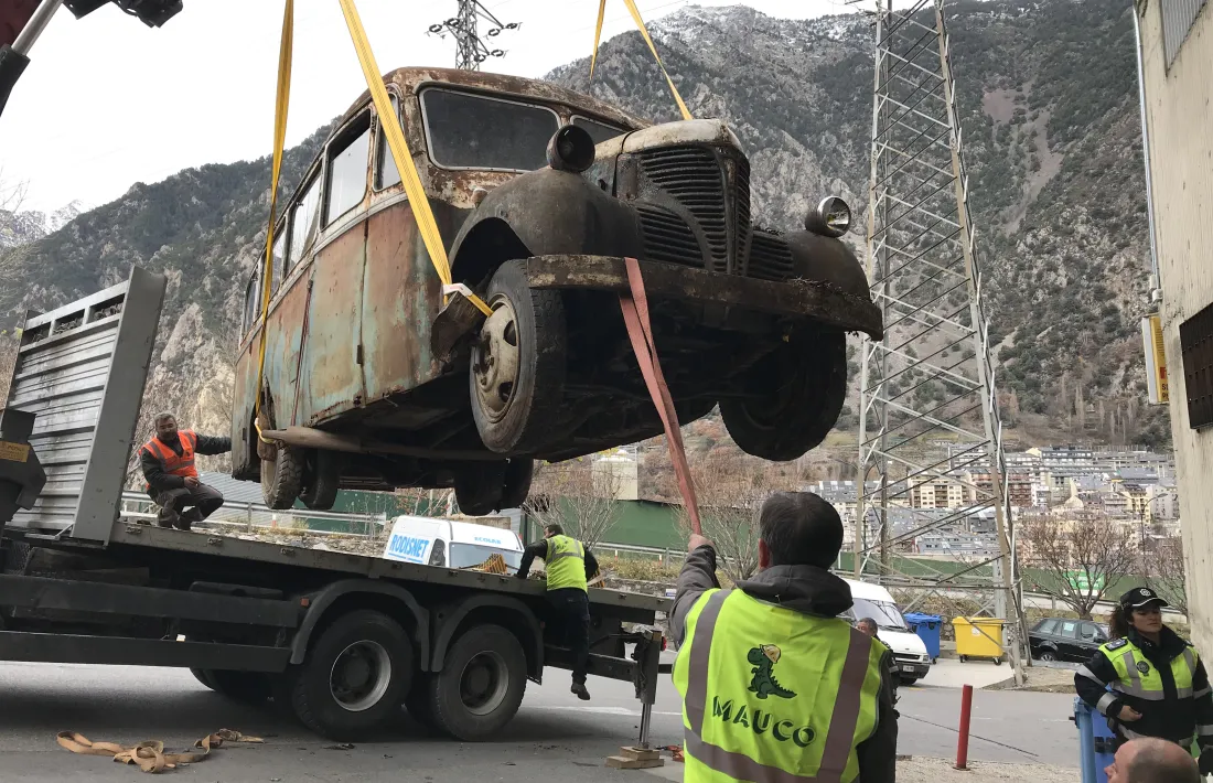 El vehicle es va traslladar el 15 de desembre des de Fontaneda a un box de la Comella; la placa 0194 és la segona i última; la primera matrícula va ser AND 402a.