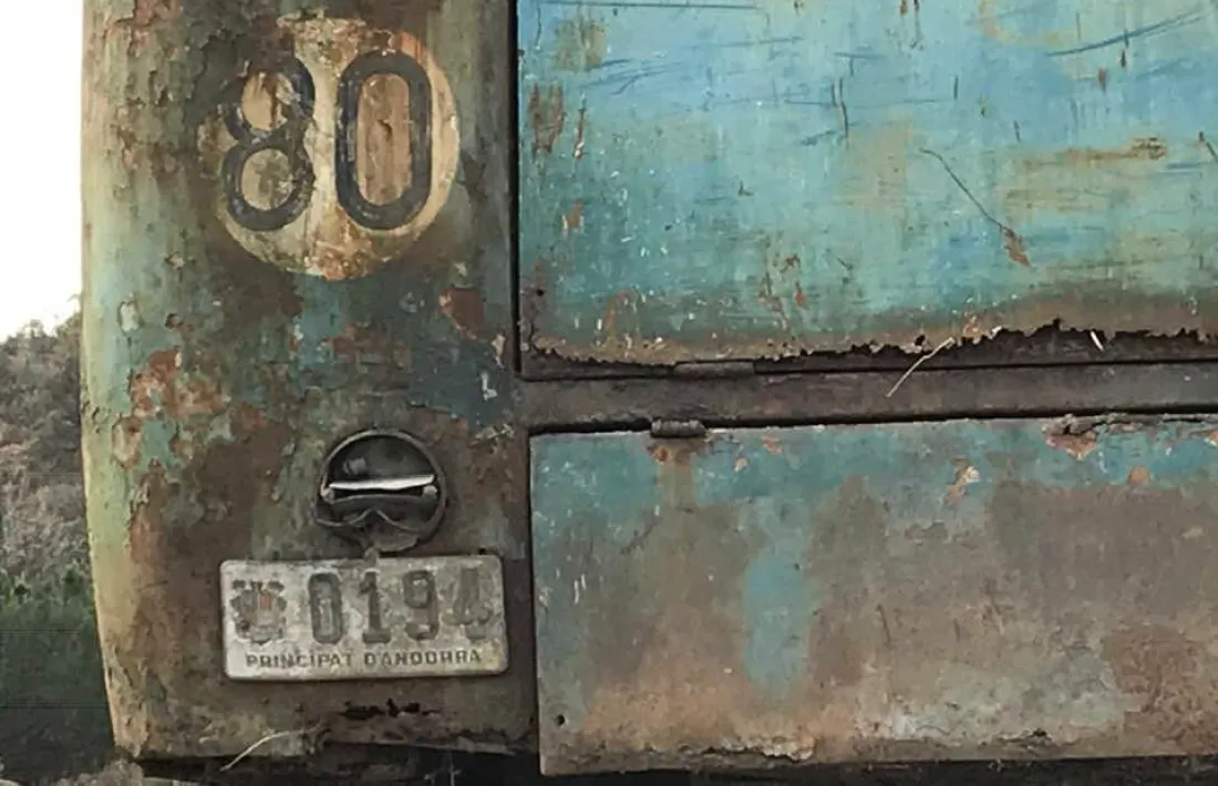 El vehicle es va traslladar el 15 de desembre des de Fontaneda a un box de la Comella; la placa 0194 és la segona i última; la primera matrícula va ser AND 402a.