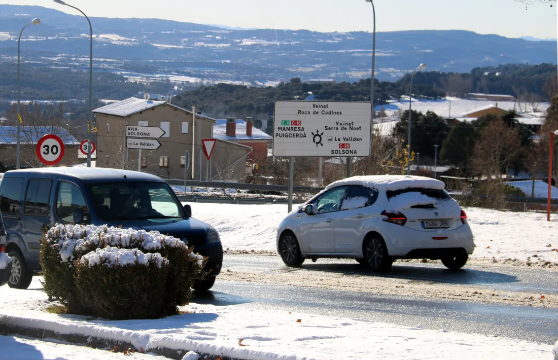 Vehicles circulant amb neu aquest matí a Berga.