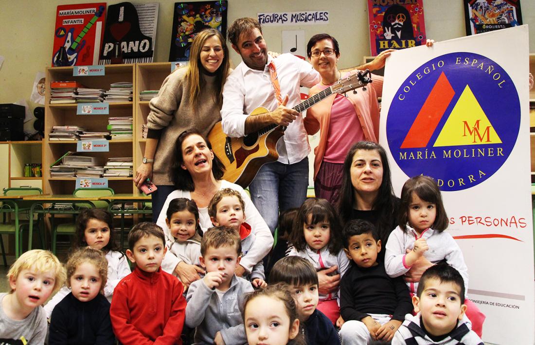 ANA/ Patxi Leiva amb els nens de l'escola espanyola.