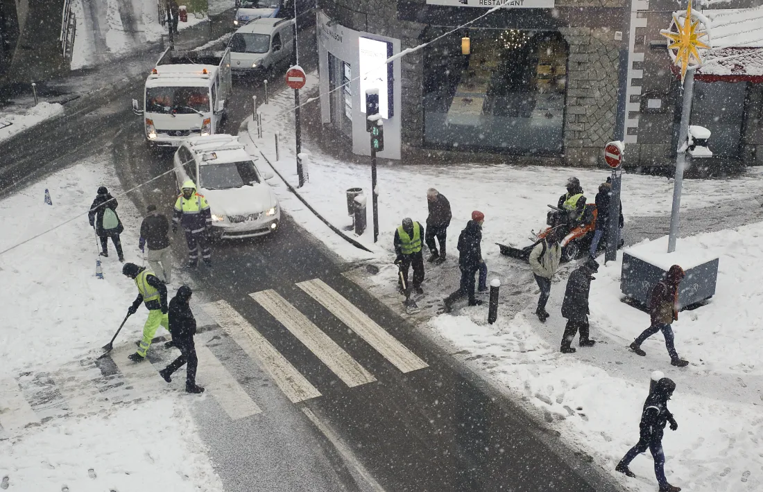 La neu va fer acte de presència a la capital durant tota la jornada d’ahir, una imatge que es repetirà els pròxims dies.