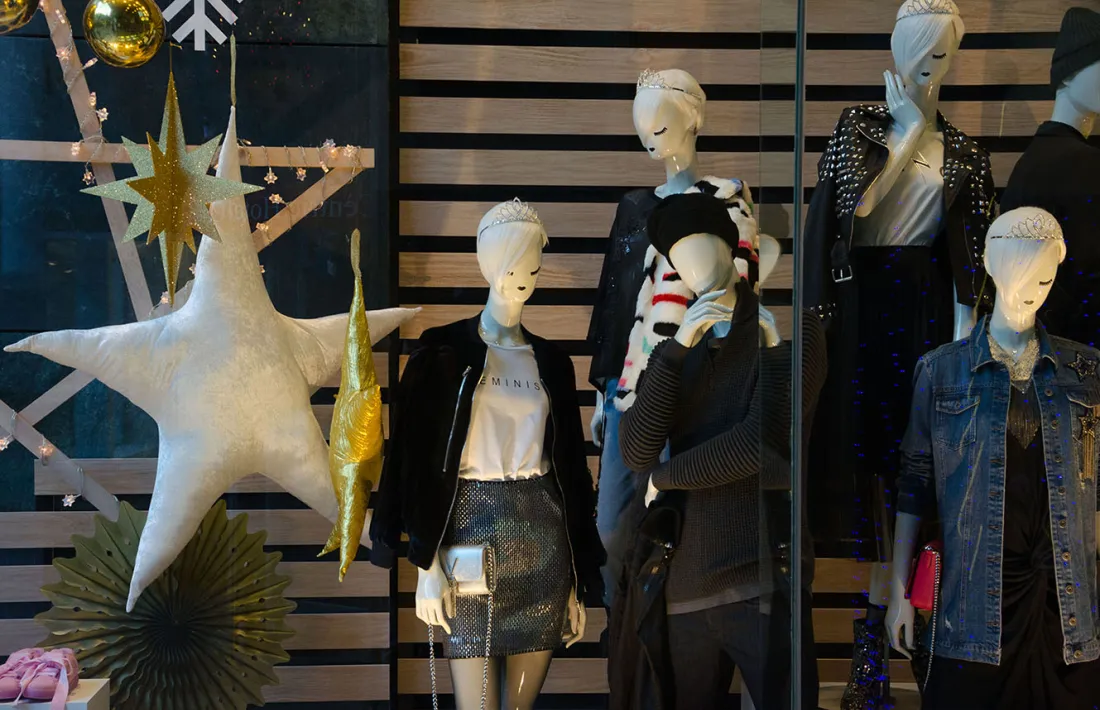 Aparador d'un comerç de l'eix comercial Meritxell-Carlemany.