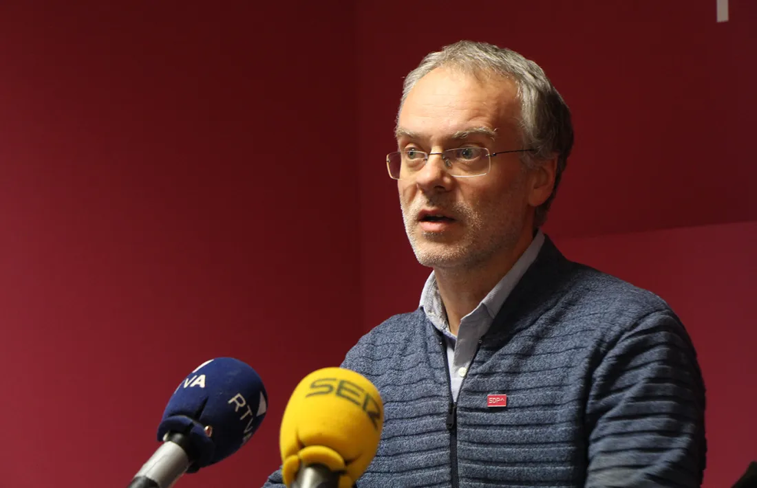 El conseller lauredià Josep Roig durant una roda de premsa a la seu de Progressites-SDP.