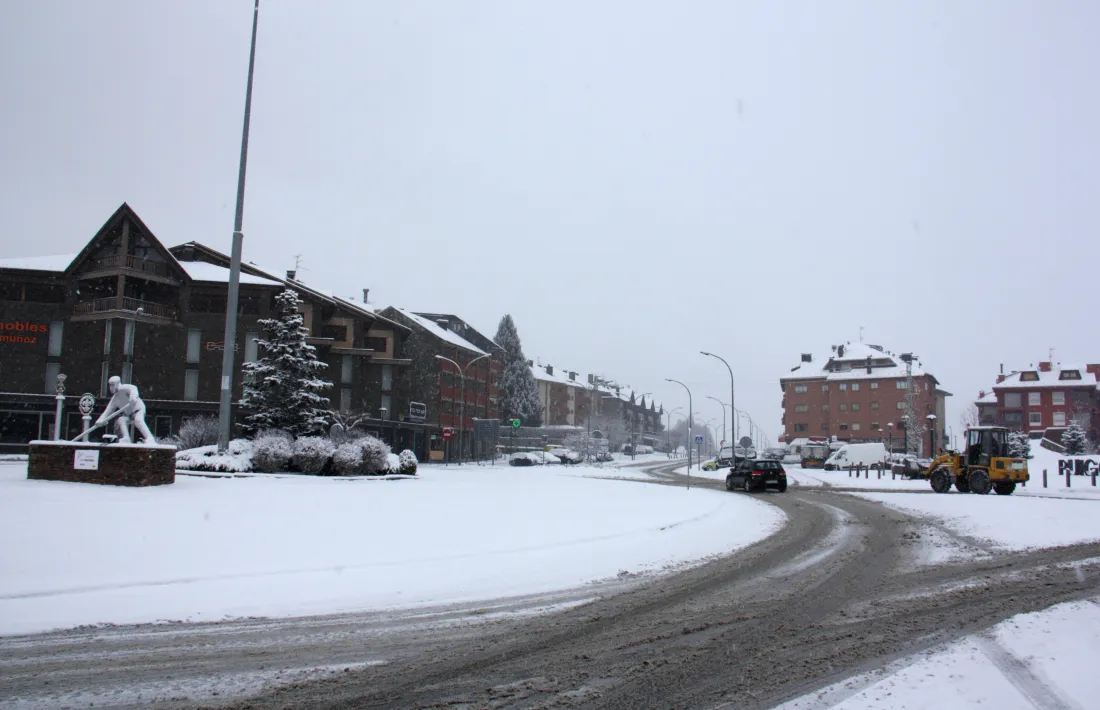 La carretera d’accés a Puigcerdà, on es veu una màquina llevaneu al fons.