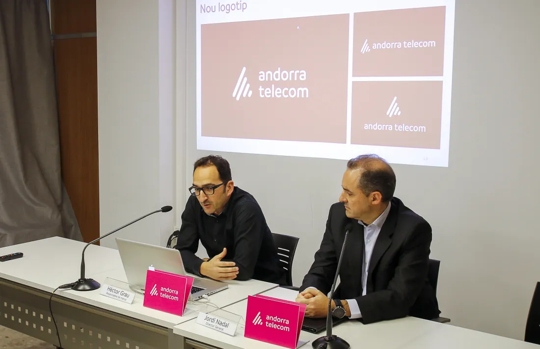 Hèctor Grau i Jordi Nadal van presentar l’evolució de la marca a la seu d’Andorra Telecom ahir al matí.