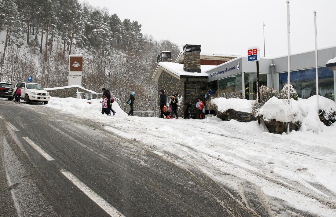Encara no fa una setmana, concretament dimecres passat, 23 de gener, la direcció del British College, ubicat a Andorra la Vella i al qual s’accedeix per la carretera de la Comella, va decidir tancar l’escola a causa de la nevada que va caure. “Perquè la direcció de l’escola decidís tancar-la, la cosa havia d’estar molt malament”, va afirmar una de les mares afectades. I amb la nevada d’ahir? L’opció de tots els pares va ser portar els seus fills amb els propis vehicles “perquè ens fa por que vagin amb autob