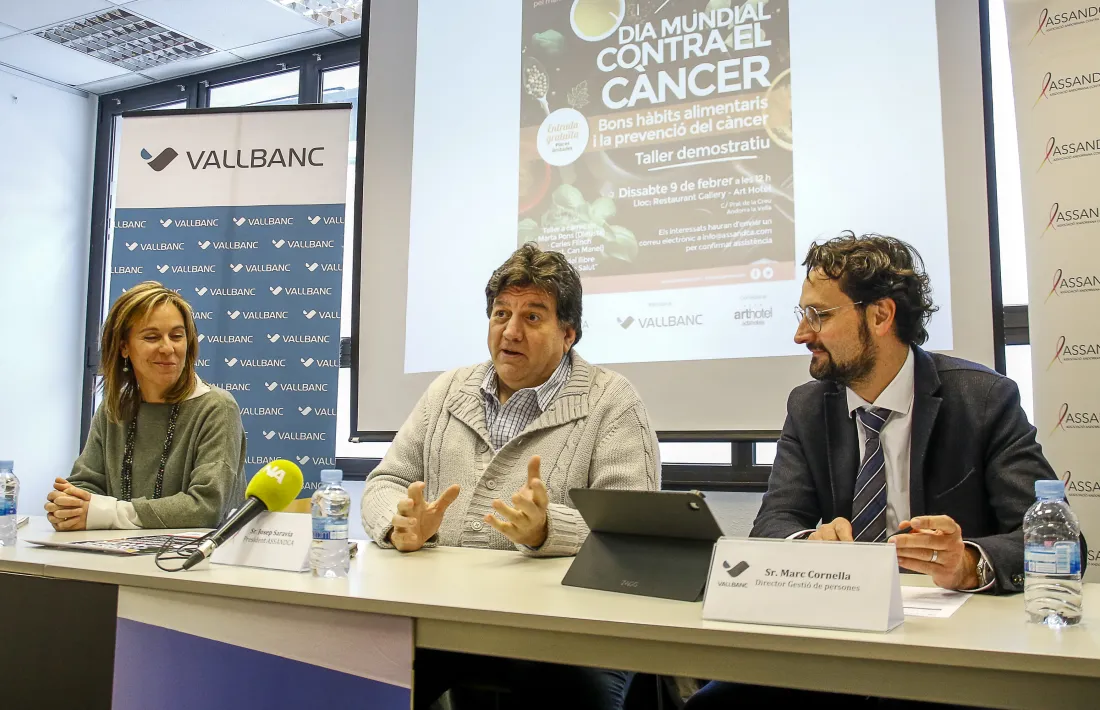 La dietista Marta Pons, el president d'Assandca, Josep Saravia, i el director de Gestió de persones de Vall Banc, Marc Cornella, presenten la tercera edició d''Agafa la paella pel mànec'.